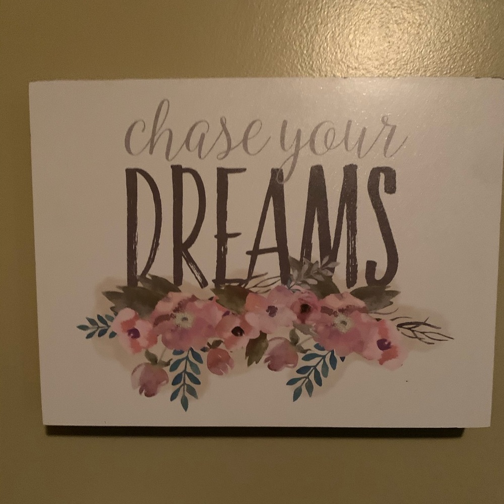 “Chase Your Dreams” wall sign